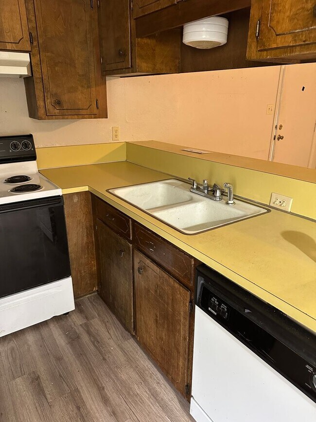 Foto del edificio - Bryan - 1 bedroom / 1 bath - duplex - fenced in area behind unit. Near 29th street.