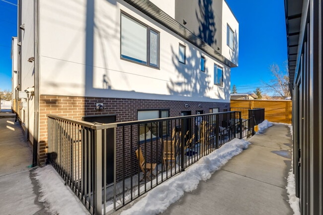 Building Photo - Pet-Friendly 1-Bedroom Lower Suite in North Glenmore Park