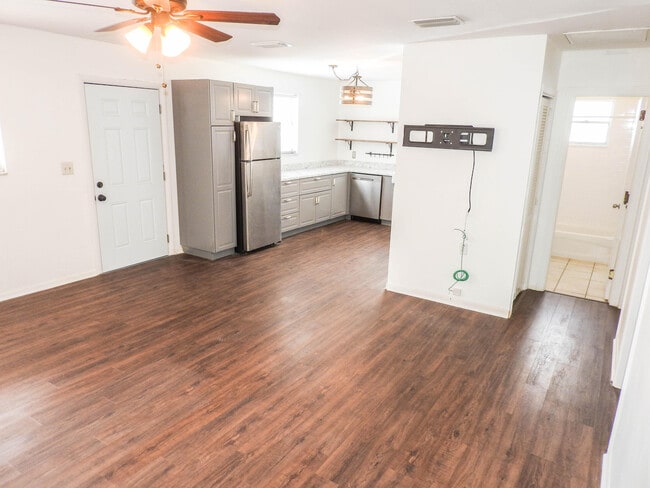 Building Photo - 8546 Sunset Dr