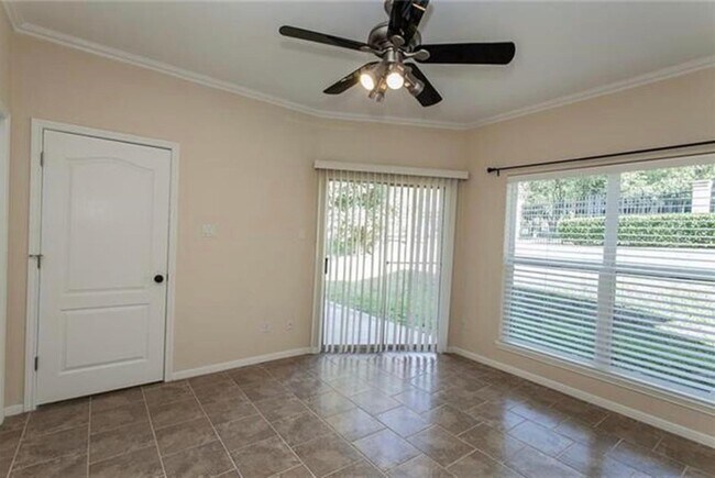 Foto del edificio - 2450 Wickersham Ln