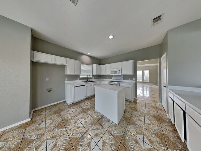 Building Photo - 832 Serenity Dr