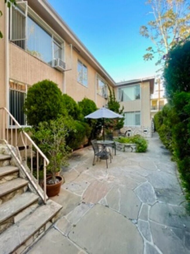 Foto del edificio - 974 Granville Ave