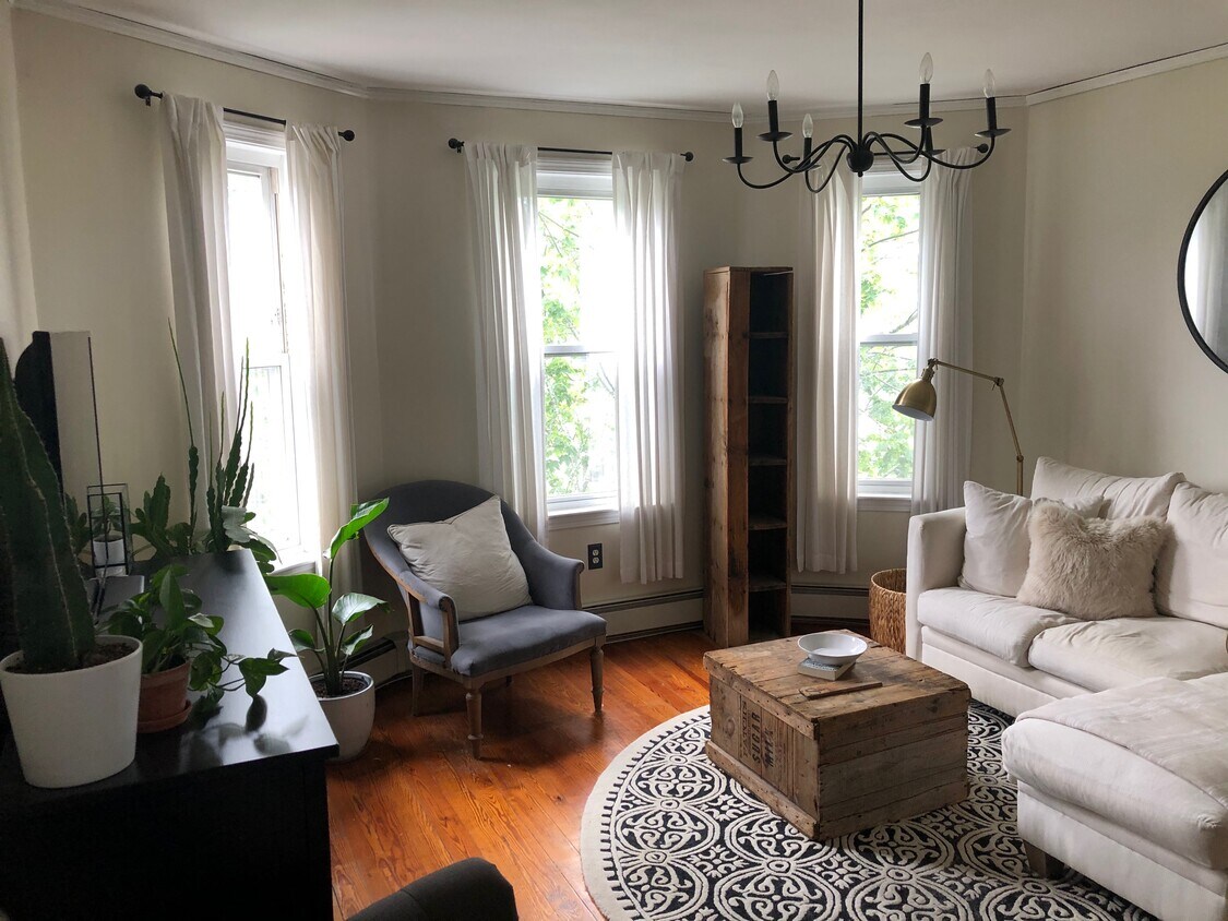 Foto principal - 825 E 2nd St