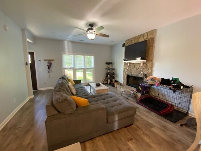 Foto del edificio - Introducing a charming 3 bedroom, 2.5 bath...
