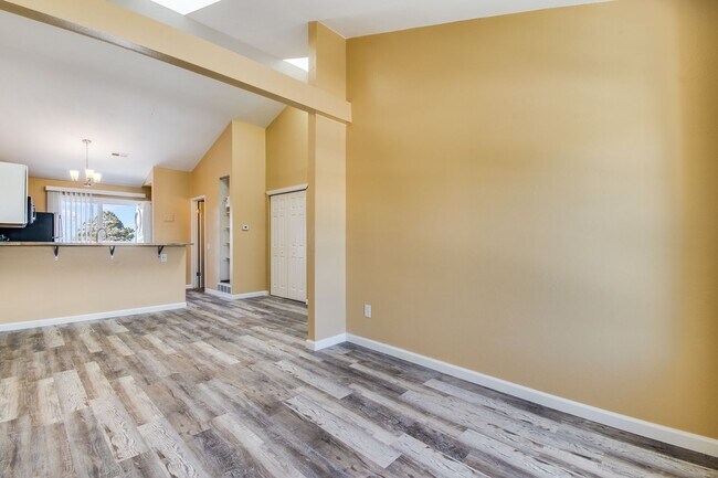 Foto del edificio - Beautifully remodeled condo in Smokey Hill - Available May 1st!!