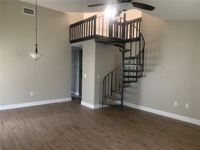 Foto del edificio - 220 Village Crest Ct