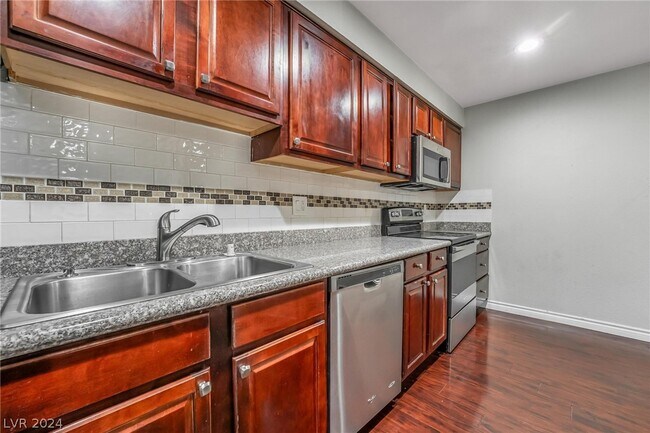 Foto del edificio - 4330 Sandy River Dr