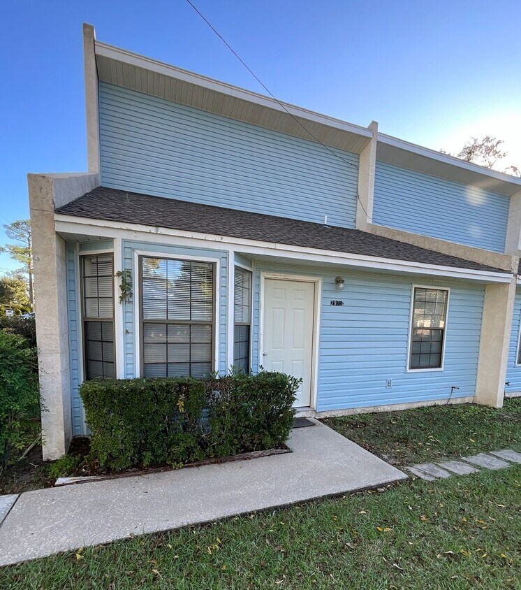 Foto principal - 2 Bedroom 2 Bath Townhouse