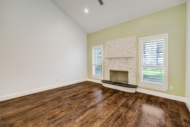 Building Photo - 902 Memorial Village Dr