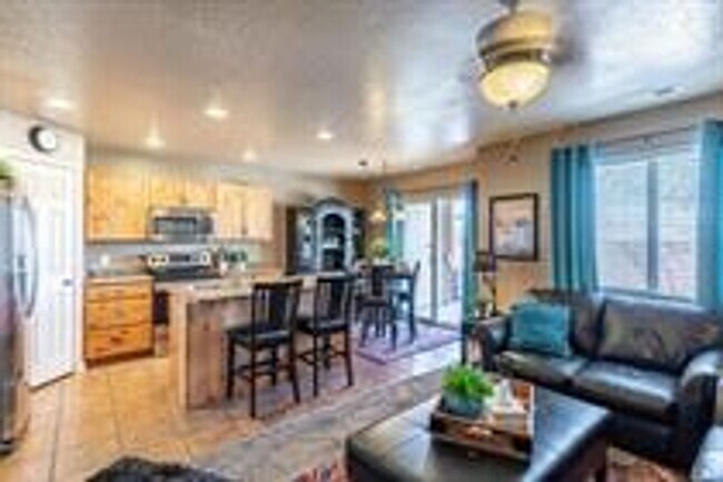 Building Photo - Desert Hills - Hidden Valley Townhome!
