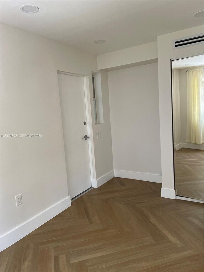 Building Photo - 731 6th St