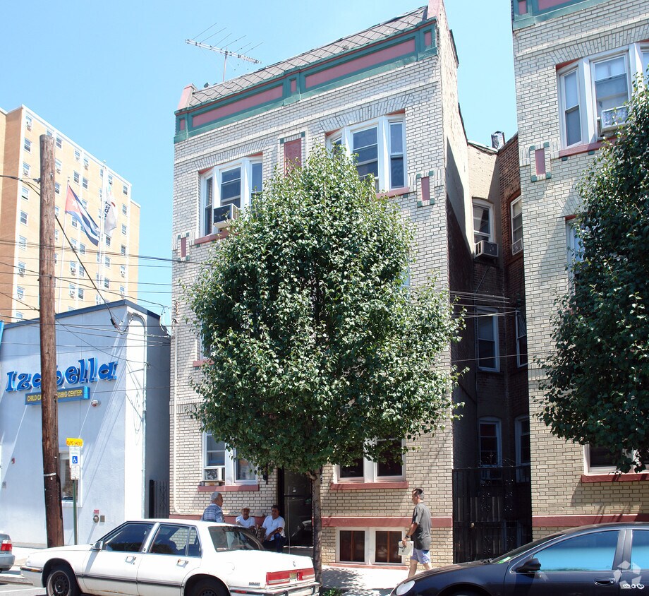 Building Photo - 412 62nd St