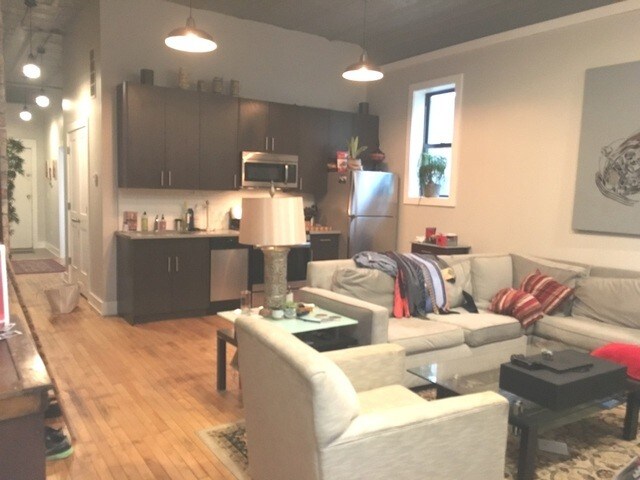 Building Photo - 1352 N Wolcott Ave