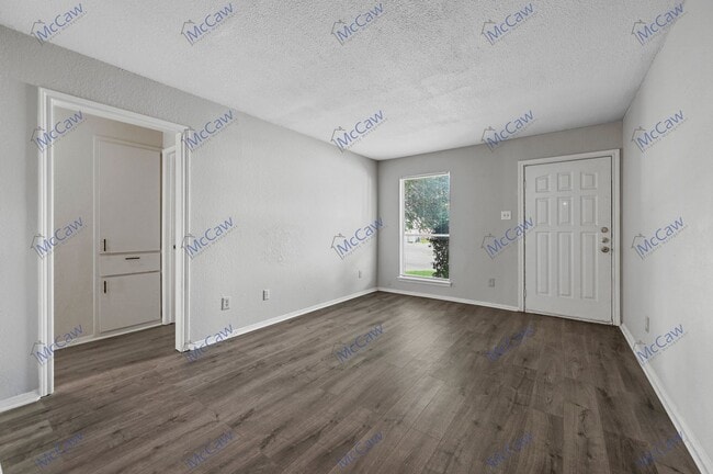 Building Photo - Lovely 2/1 Duplex in Arlington!