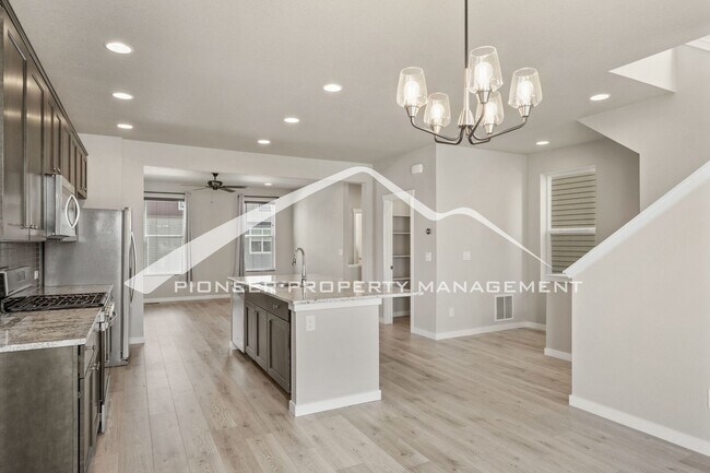 Foto del edificio - Spacious 4-Bedroom Home with Mountain View...