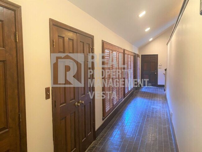 Foto del edificio - Spacious Home in Country Club Estates