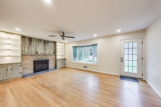 Building Photo - Perfect on Parkway --- Gorgeous, Fully Upd...