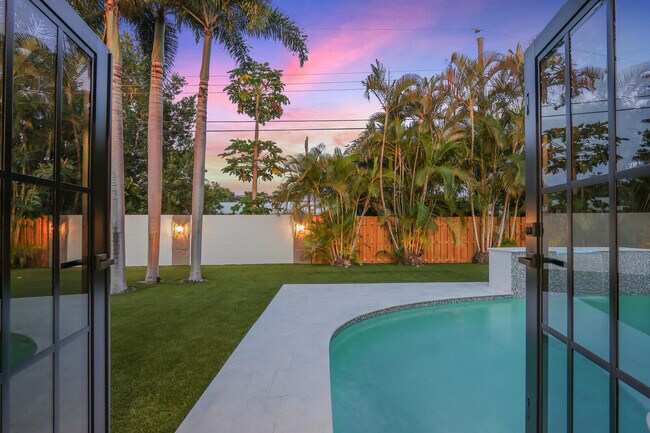 Foto del edificio - 391 W Riverside Dr