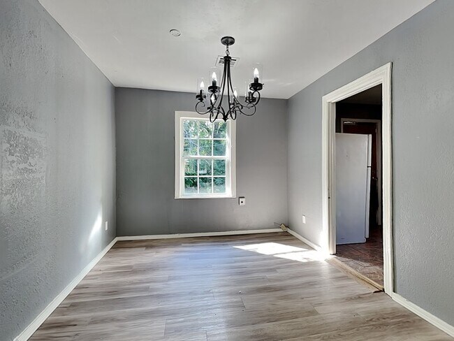 Building Photo - 1209 Carverdale Dr