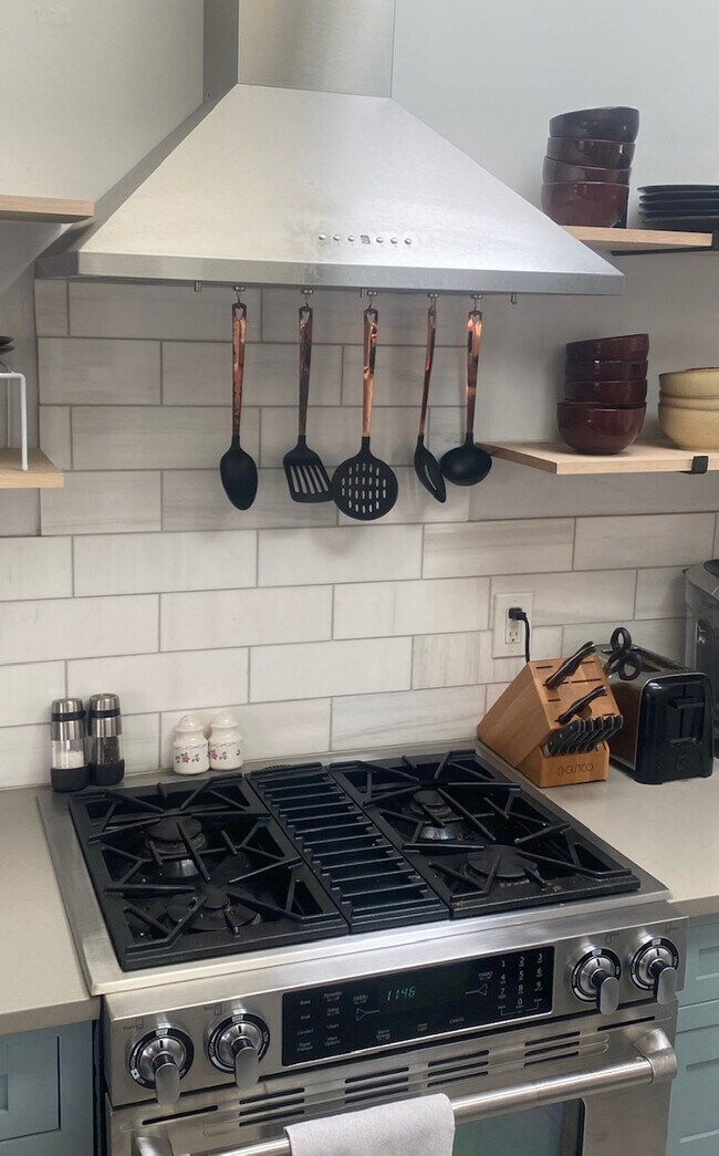 gas stove, marble backsplash - 7200 E 6th Avenue Pky