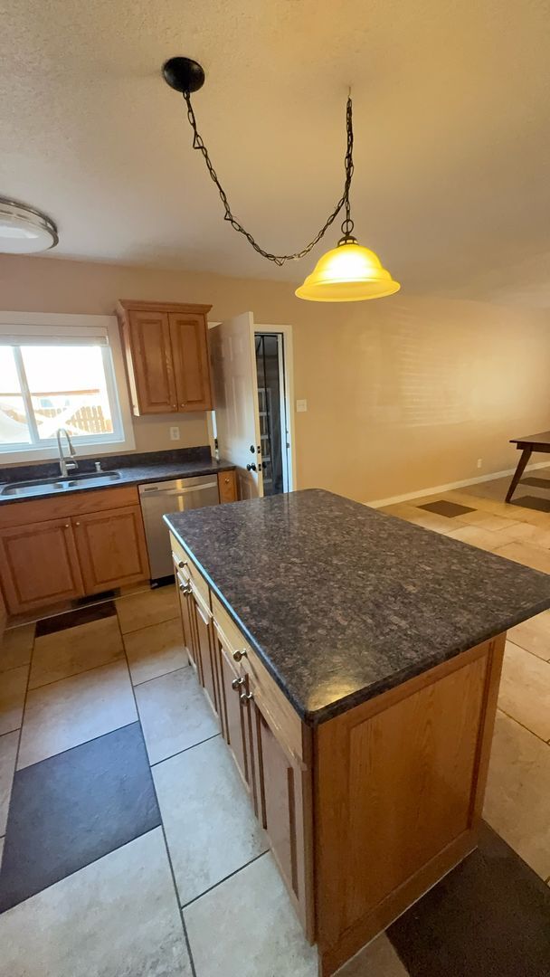 Foto del edificio - Townhome 855/sf 2 Bedroom 1 Bath with Garage