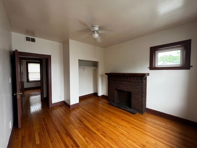 Building Photo - 4954 W Dickens Ave