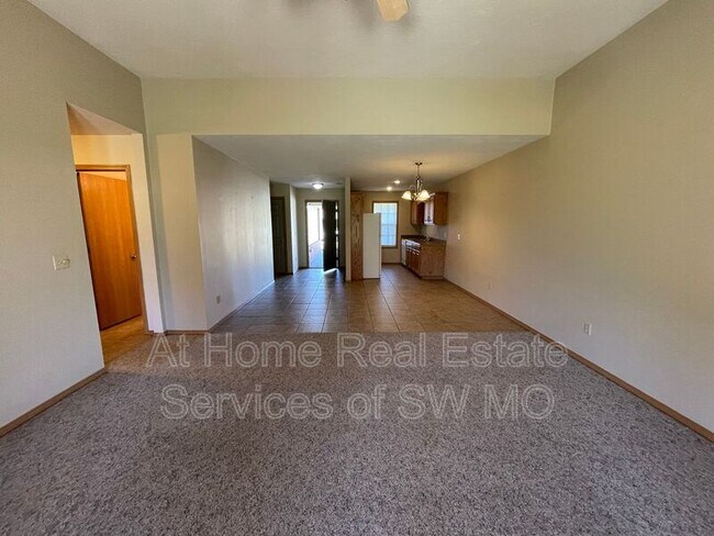 Building Photo - 1110 N Westwood Ave