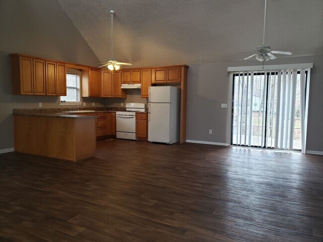 Foto del edificio - Wide Open Spaces!!!  (No Section 8, Sorry!)