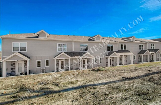 Foto del edificio - Brand New Townhome 3 Bed 2.5 Bath in Olath...