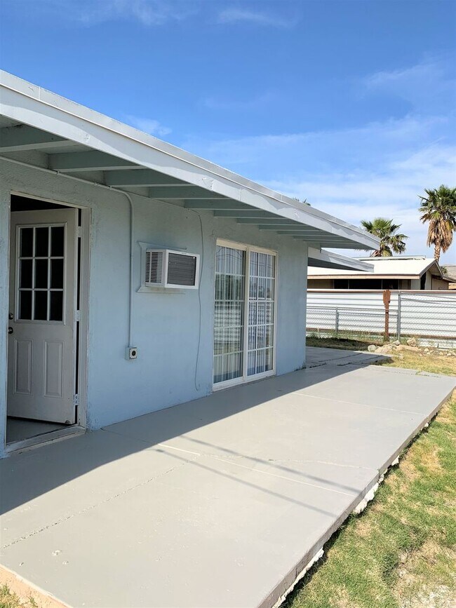 Building Photo - 2 bedroom 1 bath home with attached 1 car ...