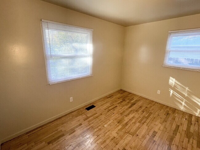 Foto del edificio - Christian Park 4BR Home w/Attached Garage!