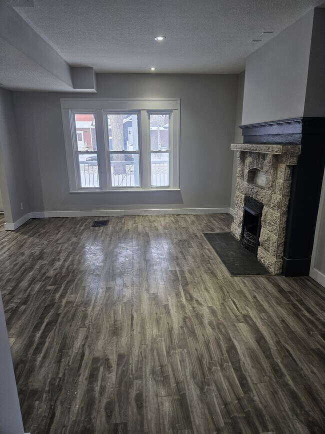 Photo du bâtiment - 2059 Elphinstone St