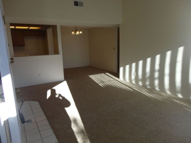 Building Photo - Nice 2 + 2 Santa Fe Condo Valencia