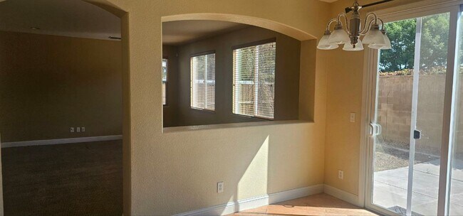 Foto del edificio - Spacious 5-Bedroom, 2.5-Bath Home for Rent in Madera