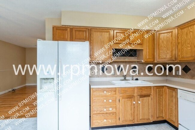 Foto del edificio - Uniquely Painted 3 Bedroom Home in Windsor...