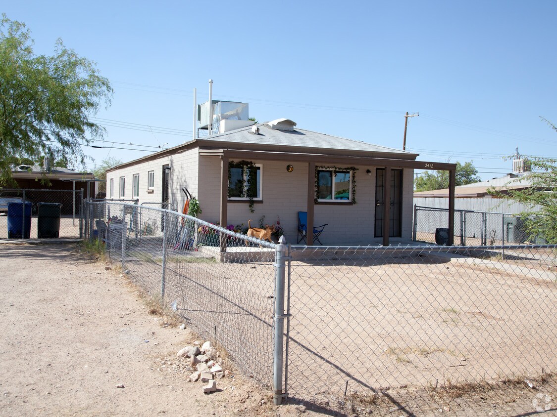 Primary Photo - 2410 East Cameron Vista Apartments
