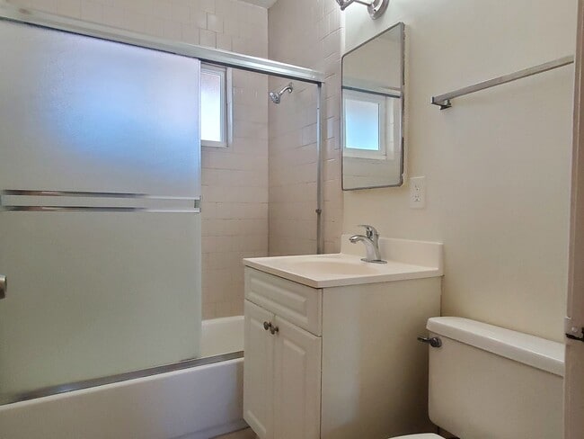 Building Photo - 550 Benton St