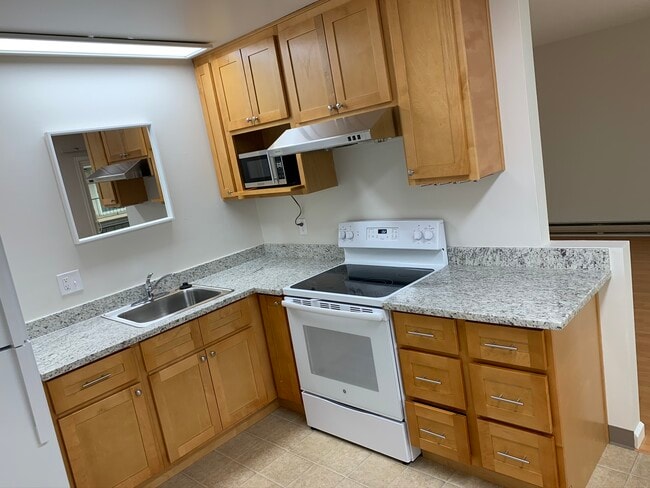 Kitchen - Redwood Apartments