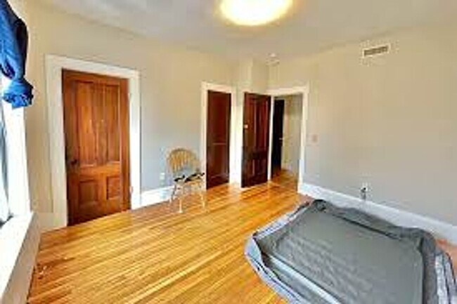 Building Photo - No Brokers Fee, Central BU Location, heat, Hot Water Included, Laundry on a Site, Parking for Rent