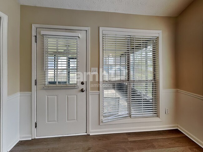 Building Photo - 2880 Camelot Woods Dr