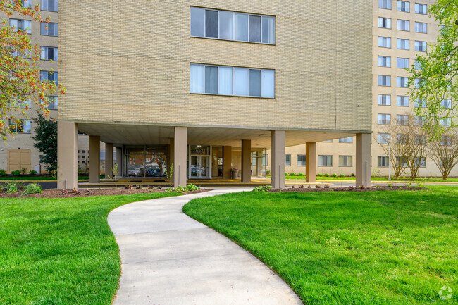 Building Photo - River Towers