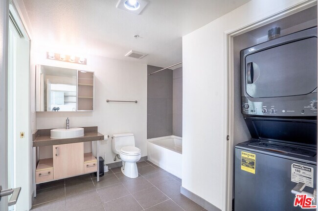 Building Photo - 1234 Wilshire Blvd