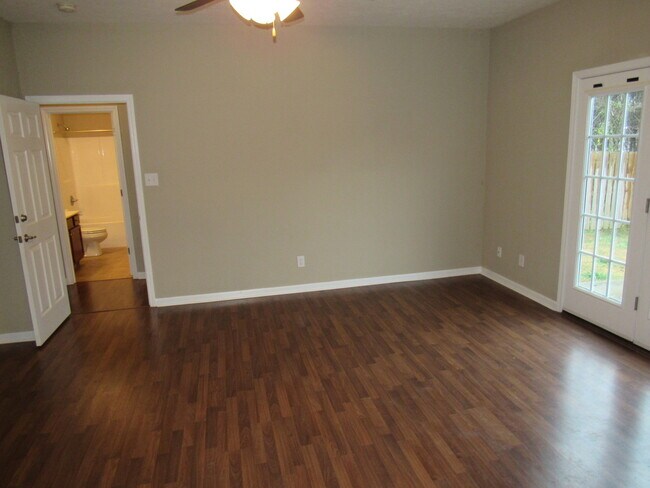 Foto del edificio - 2 bed, 2 bath, 2 car garage ranch style home in N. Knoxville