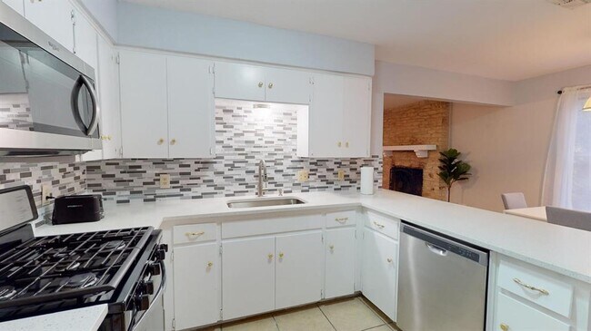 Foto del edificio - 7611 Lunar Dr