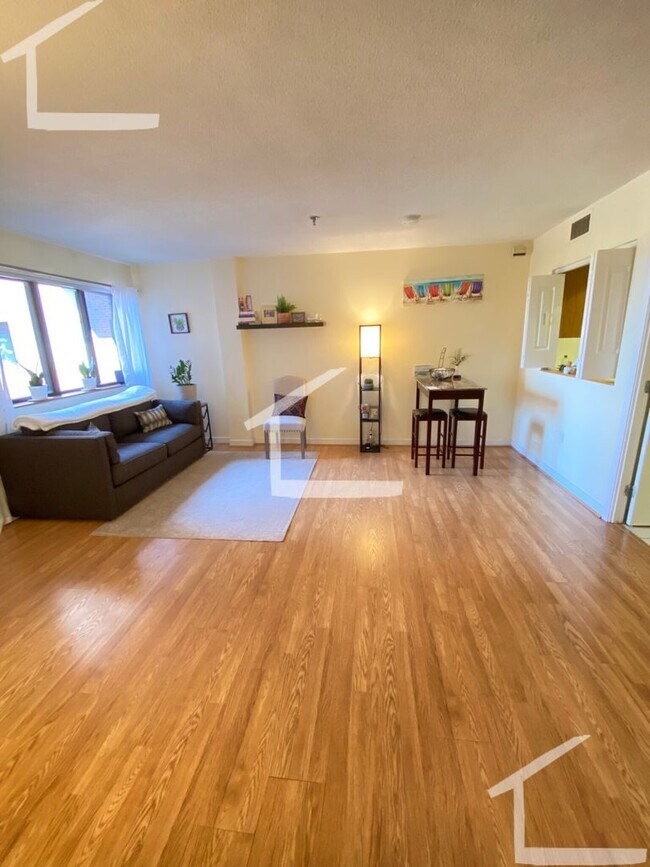 Building Photo - *AVAILIBLE NOW*  2-Bed 2-Bath