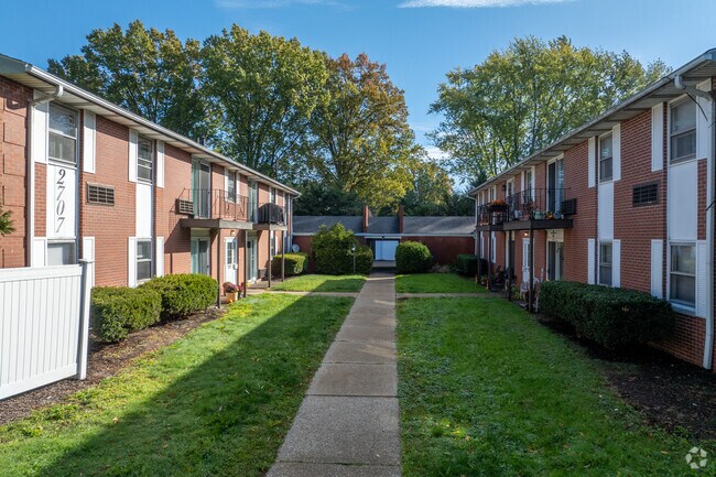 Patio entre edificios - 502 - 2701 38th Street (Arbor Park)