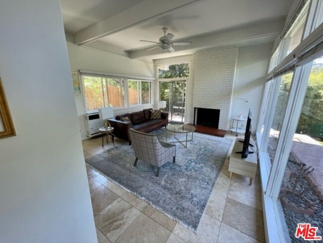 Building Photo - 677 Las Lomas Ave