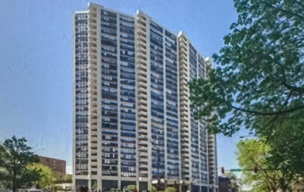 Primary Photo - 3930 N Pine Grove Ave
