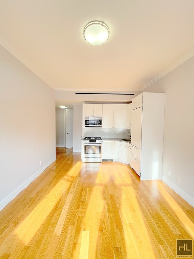 Building Photo - Renovated 1 bed 1 bath with LAundry in uni...