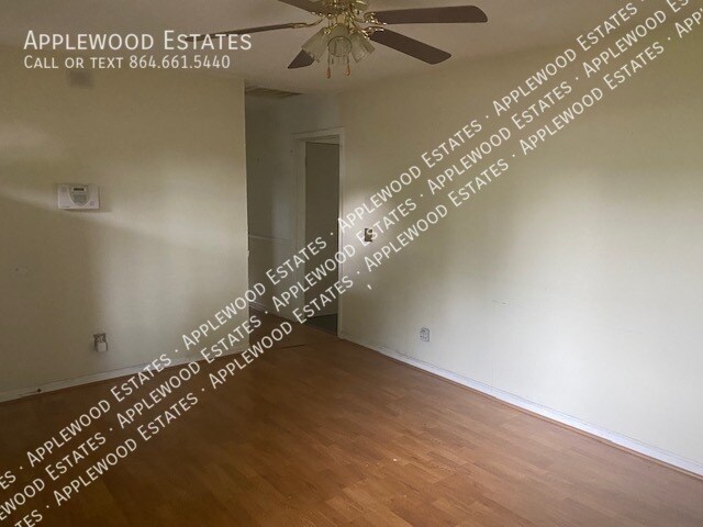 Foto del edificio - 3 Prestbury Dr